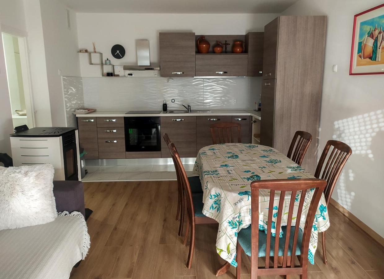 Novouredeni Stan S Balkonom I Pogledom Na More Senj  Exterior photo