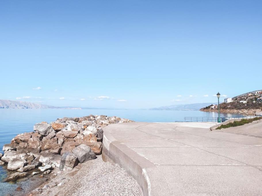 Novouredeni Stan S Balkonom I Pogledom Na More Senj  Exterior photo